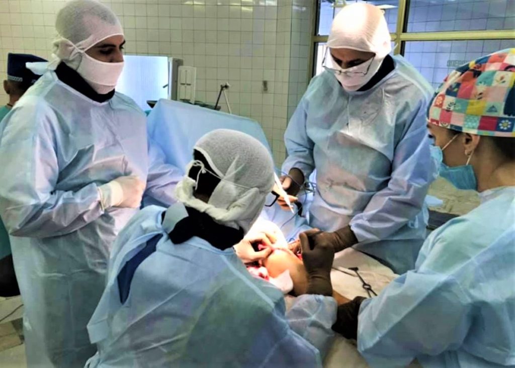 Две больницы в Донецкой области получат дорогое оборудование для операций тяжелораненых пациентов