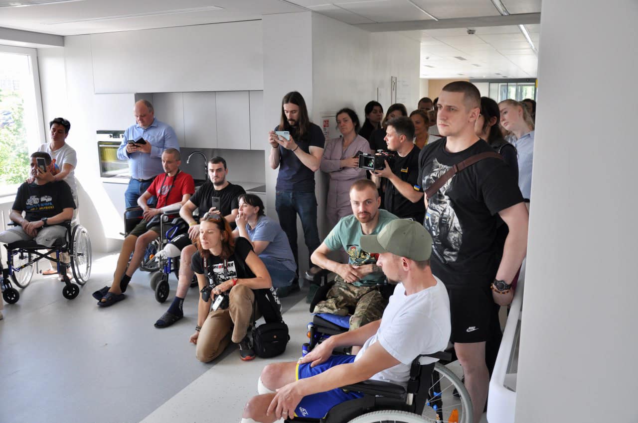 пацієнти реабілітаційного центру у Львові слухають музику
