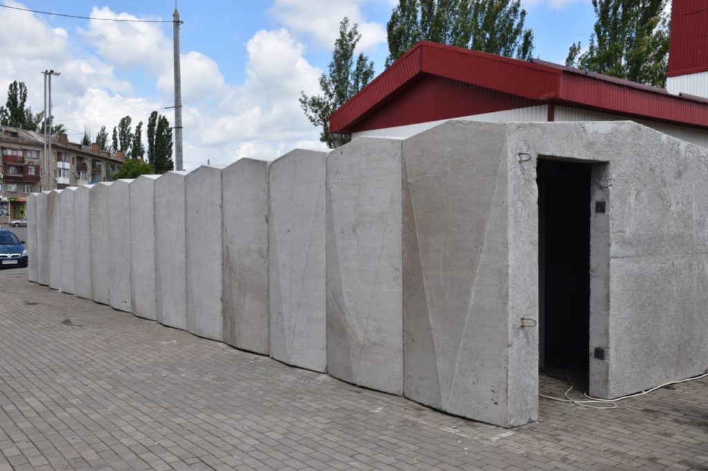 В Донецкой области планируют отремонтировать старые укрытия и установить мобильные: где их искать и сколько на это потратили