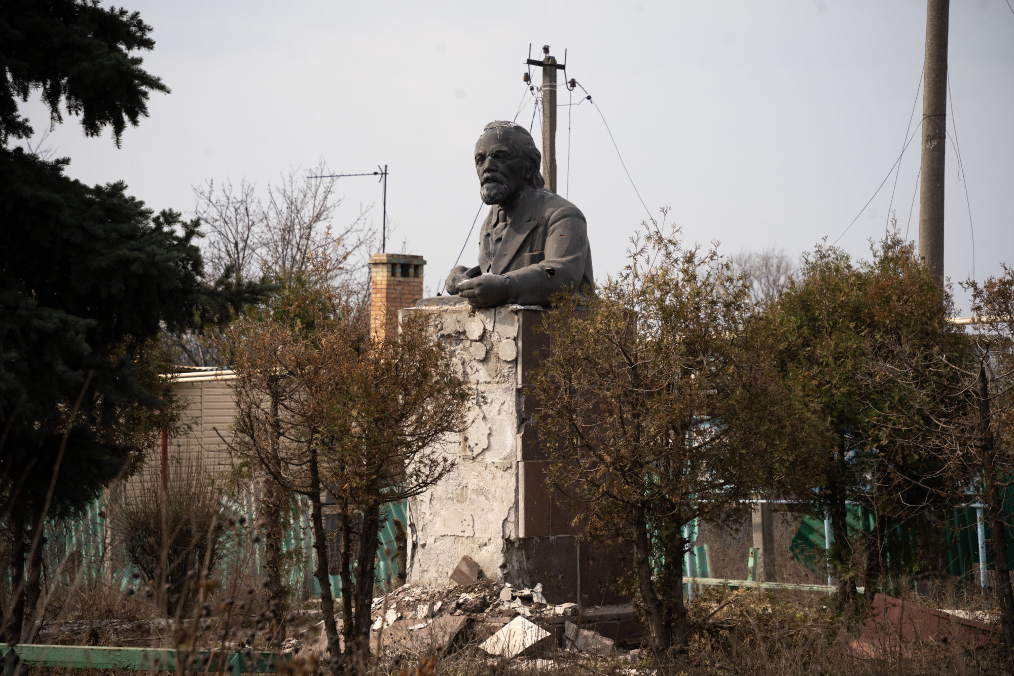 пошкоджений пам'ятник Олександру Карпінському в Соледарі