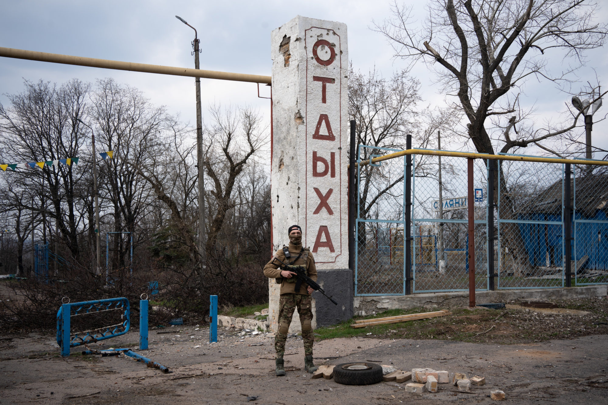 російський військовий зі зброєю біля парку в Соледарі
