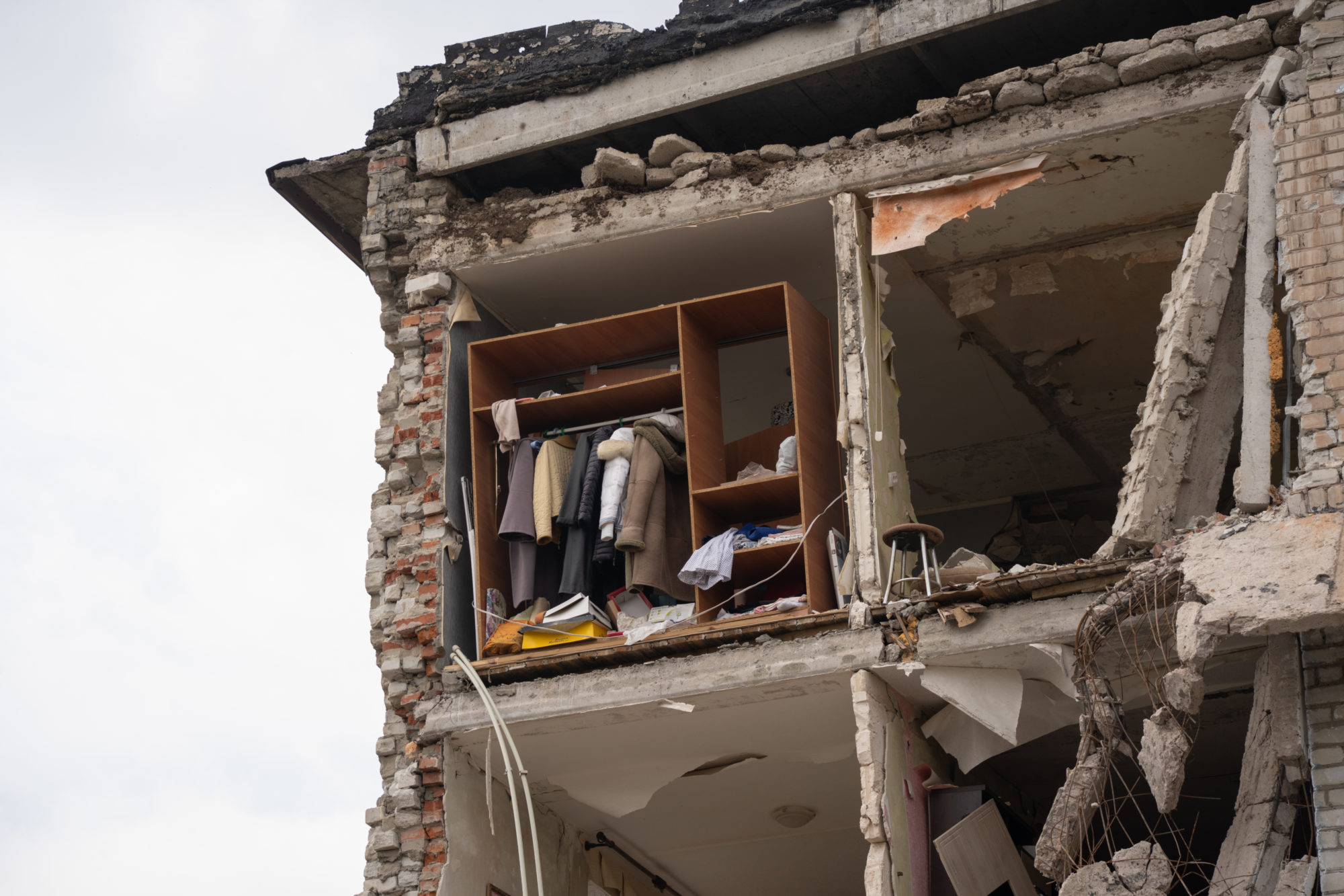 розбомблений багатоквартирний будинок в Соледарі