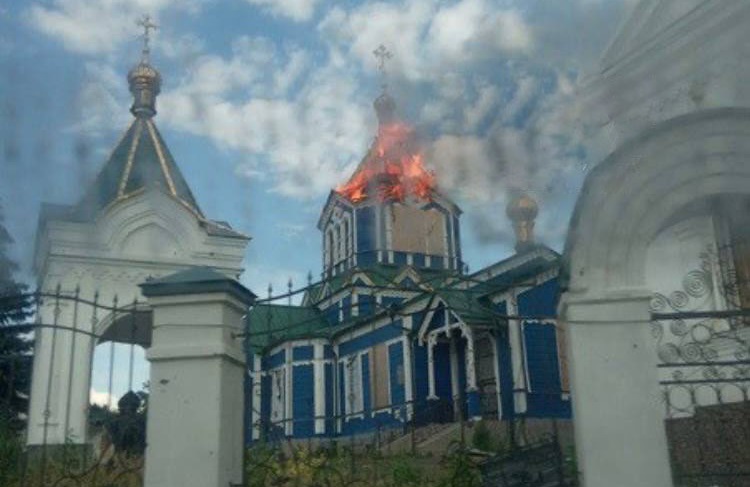В Бахмуте горел старейший деревянный Свято-Николаевский храм, но гасить его было некому (ФОТО)