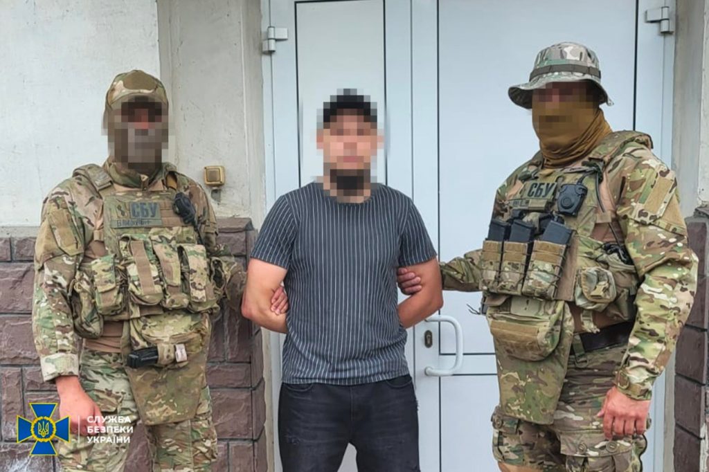 Мешканця Донеччини, який ймовірно воював у “ДНР” та ховався від правосуддя, затримали у Вінниці (ФОТО)
