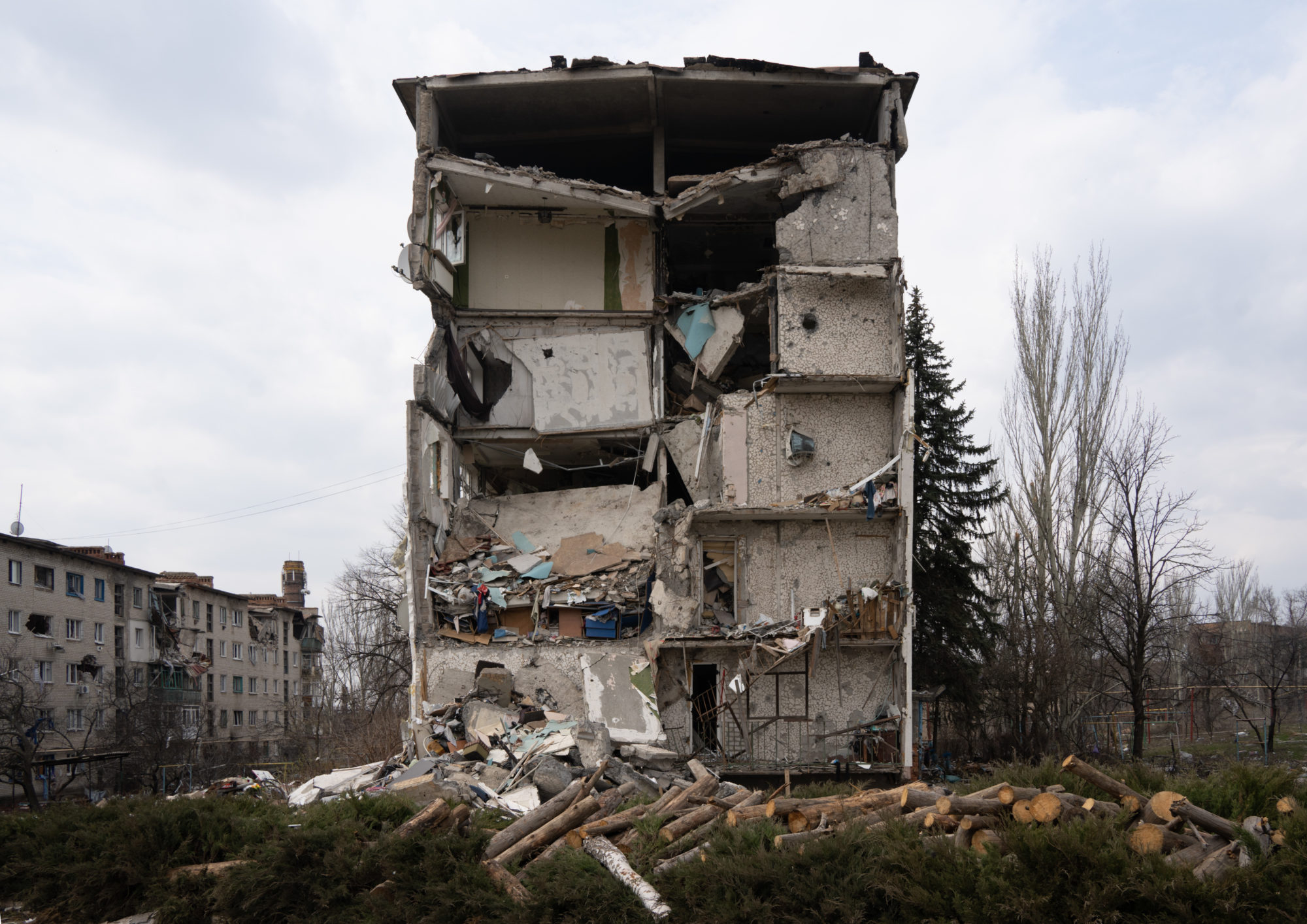 знищена росіянами 5-поверхівка в Соледарі