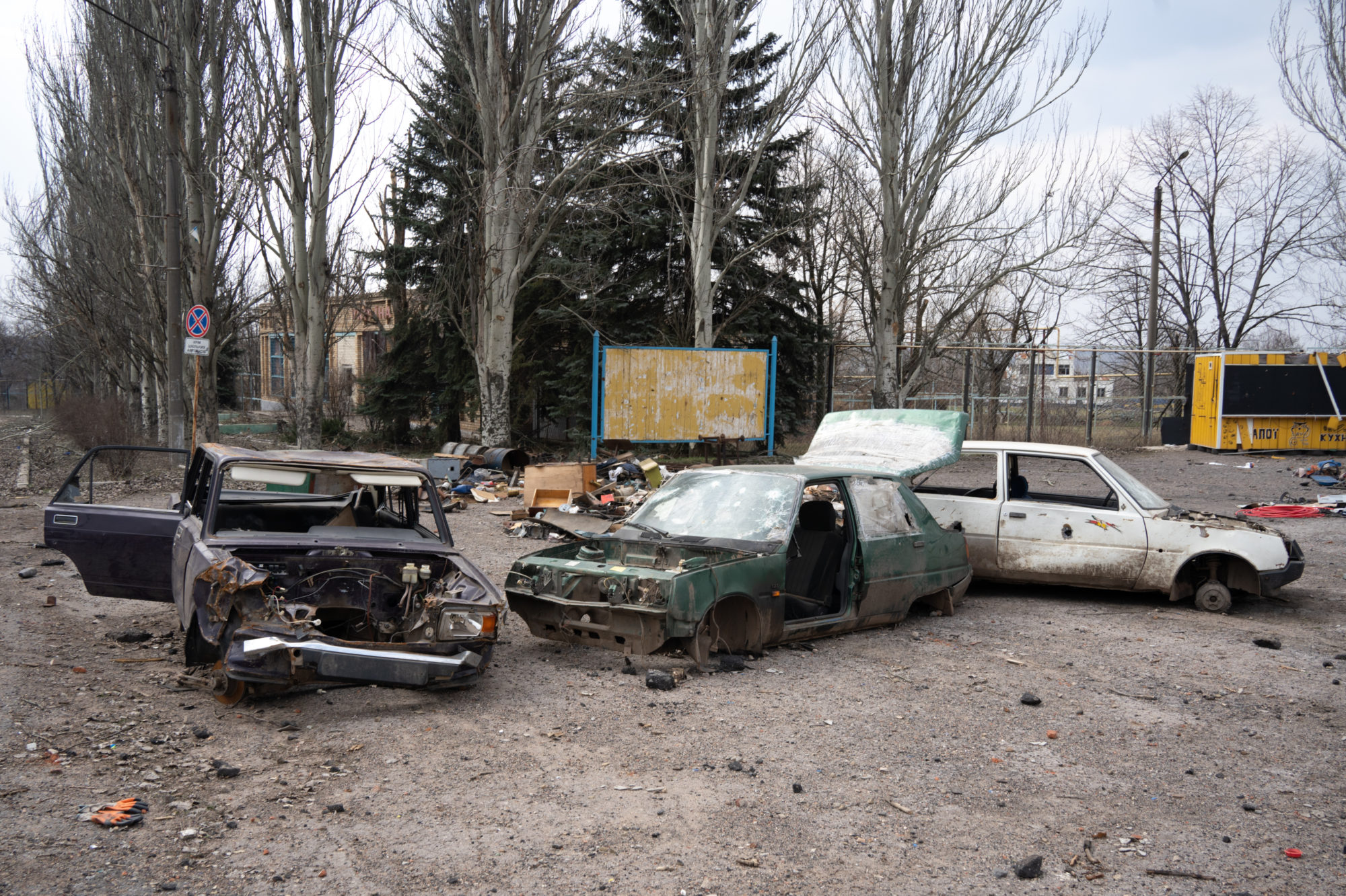знищені машини біля парку в Соледарі