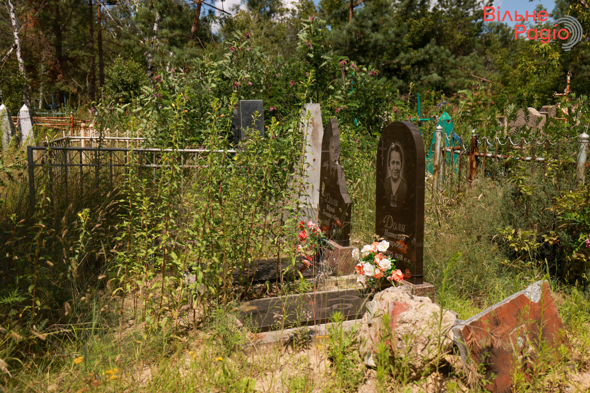 могили на кладовищі у Святогірську
