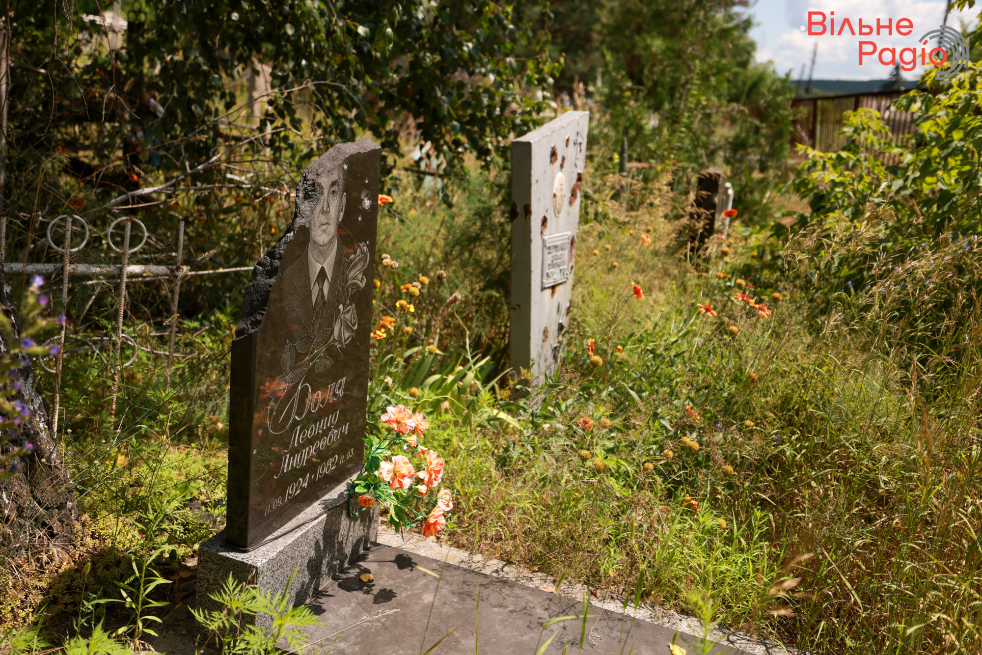 ряд могил на кладовищі у Святогірську