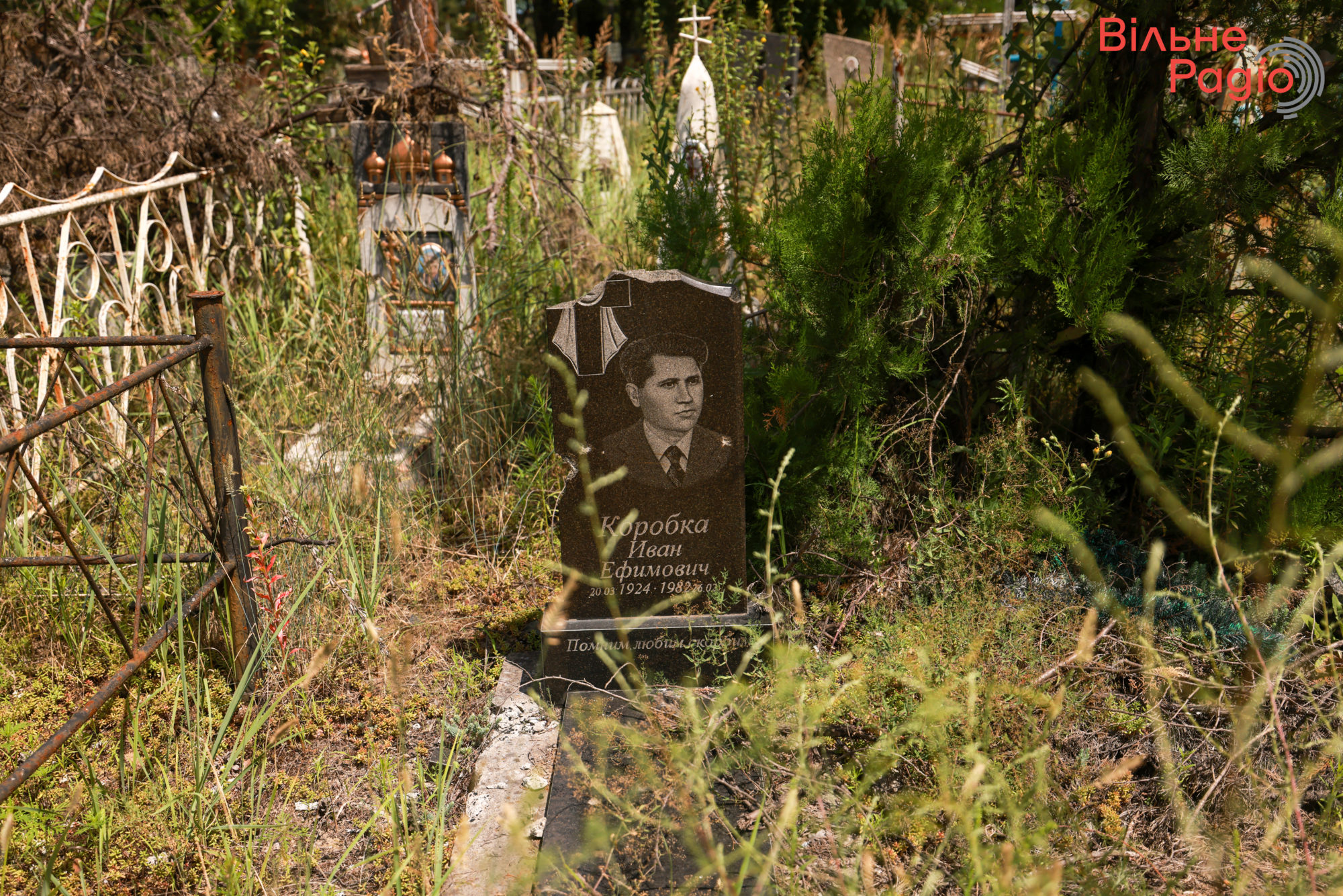 пошкоджений надгробок на кладовищі у Святогірську