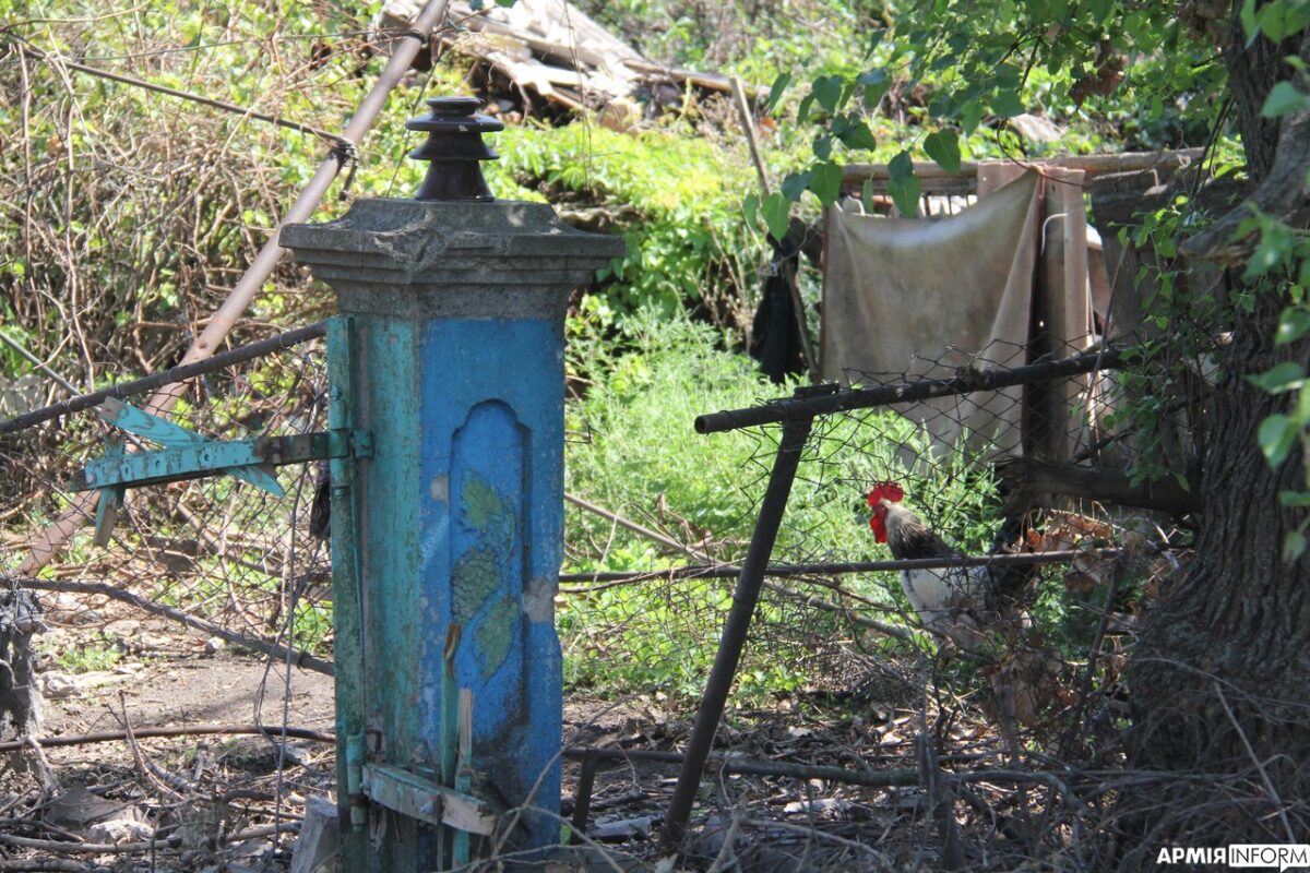 Останки российской техники и разбросанные мины: как выглядит освобожденный поселок Макаровка (ФОТО) 5