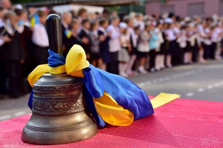 Перший клас в Україні та в Німеччині: як першачки з Донбасу йдуть до школи у нових містах