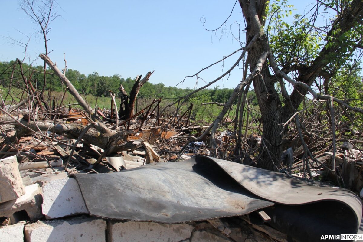 Останки российской техники и разбросанные мины: как выглядит освобожденный поселок Макаровка (ФОТО) 15