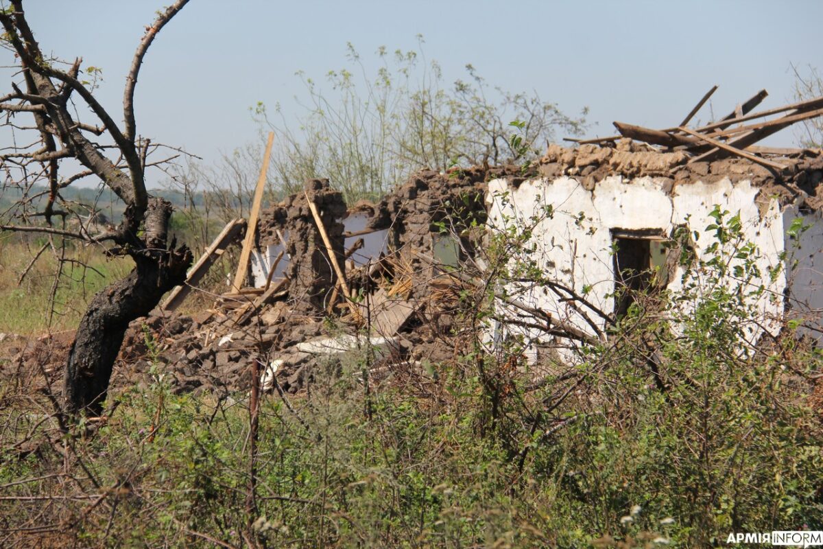 Останки российской техники и разбросанные мины: как выглядит освобожденный поселок Макаровка (ФОТО) 7