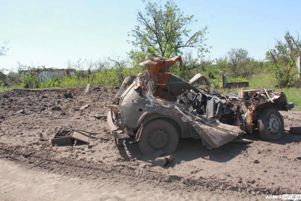 Останки российской техники и разбросанные мины: как выглядит освобожденный поселок Макаровка (ФОТО) 6