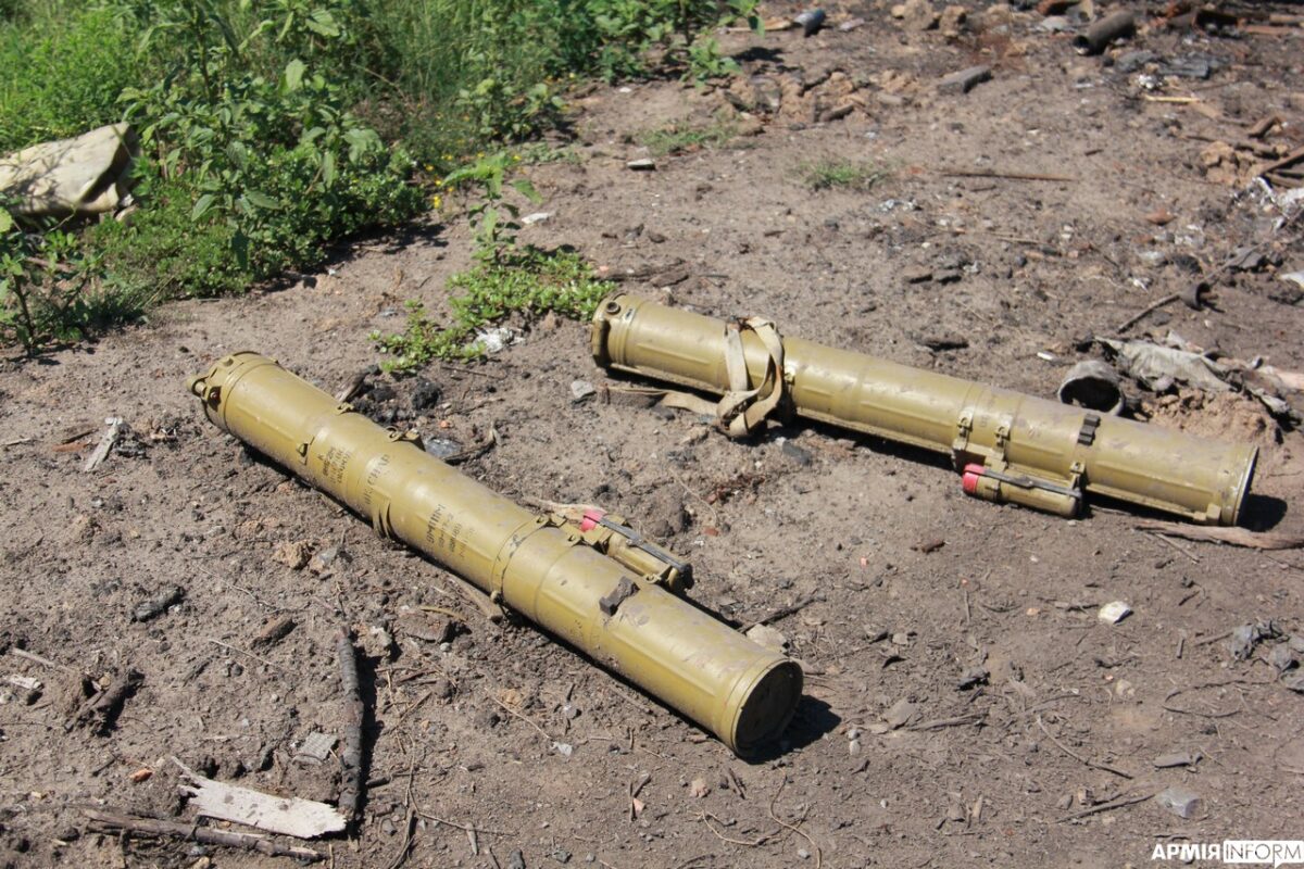Останки российской техники и разбросанные мины: как выглядит освобожденный поселок Макаровка (ФОТО) 2