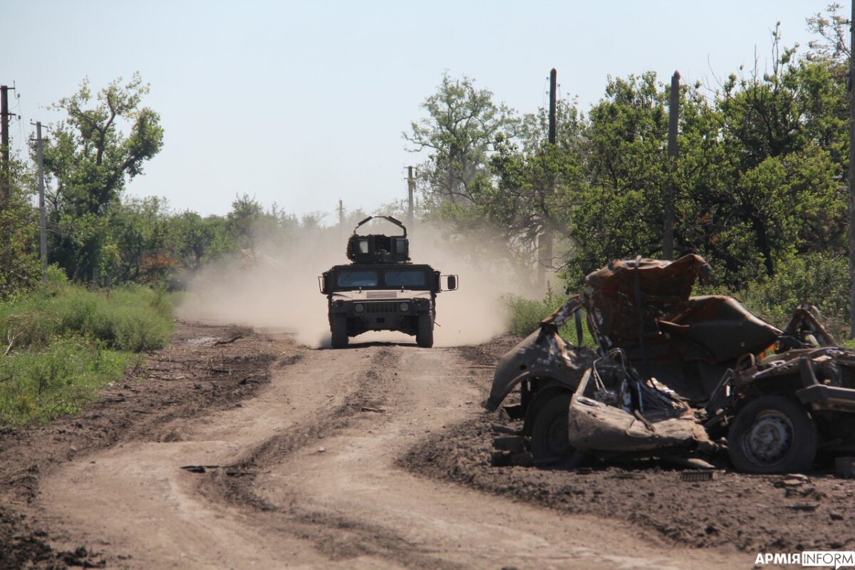 Останки российской техники и разбросанные мины: как выглядит освобожденный поселок Макаровка (ФОТО) 8