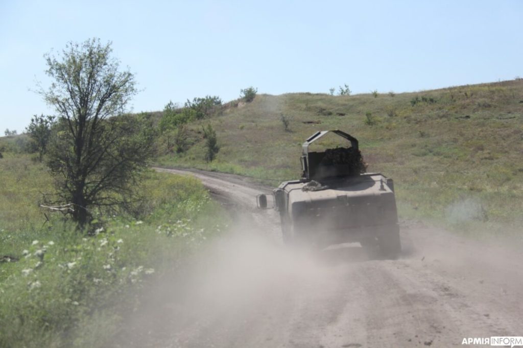 Останки российской техники и разбросанные мины: как выглядит освобожденный поселок Макаровка (ФОТО)