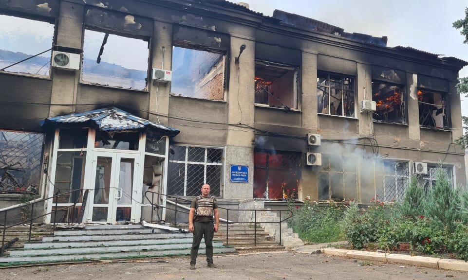 Сергей Гошко на фоне Соледарского городского совета, уничтоженного оккупантами