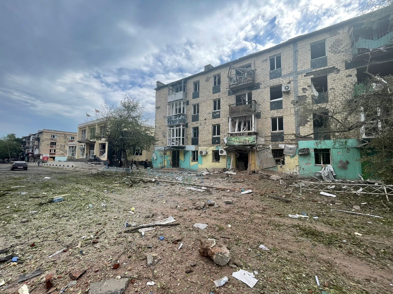 Багатоповерхівка у Донецькій області, яку зруйнували окупанти 10 серпня
