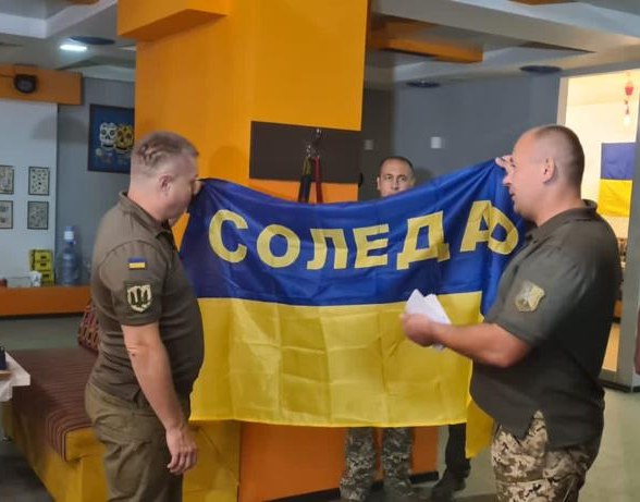 Государственный флаг, побывавший на самой высокой горе Украины, передали защитникам, которые будут освобождать Соледар