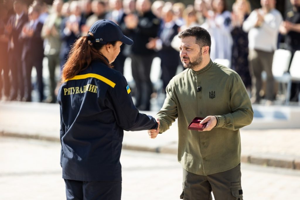 Рятувальницю з Торецька, яка працює під обстрілами, нагородили орденом “За мужність”