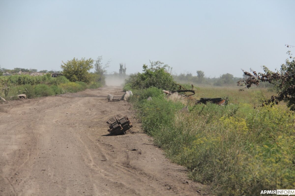 Останки российской техники и разбросанные мины: как выглядит освобожденный поселок Макаровка (ФОТО) 9