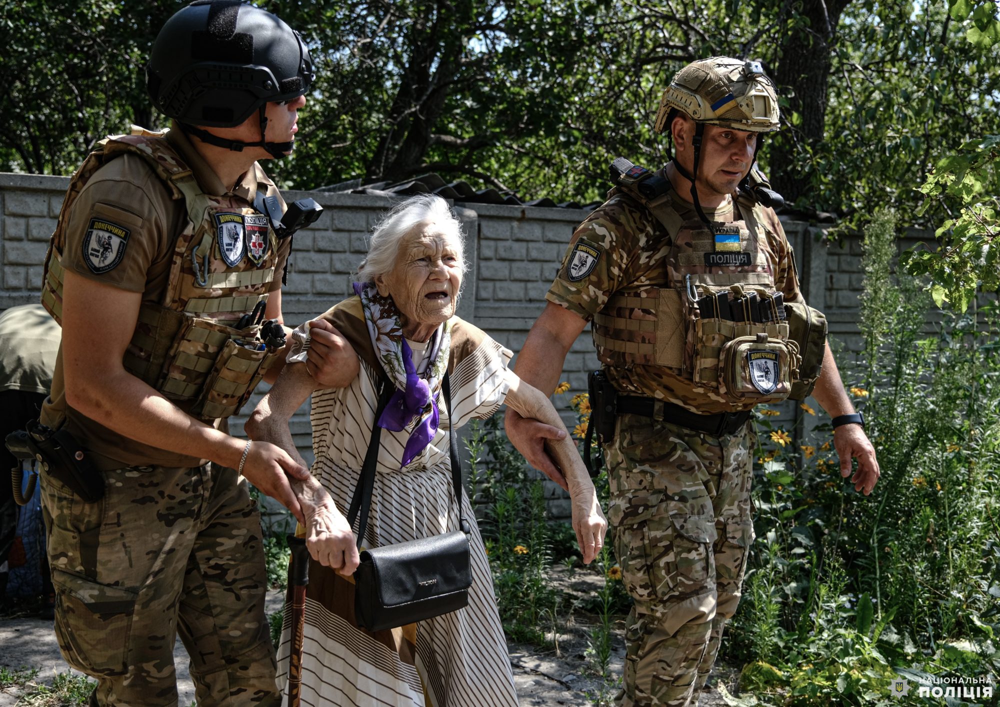 Из Авдеевки эвакуировали еще одну пенсионерку и ее сына: пожилая женщина не могла самостоятельно ходить (ФОТО, ВИДЕО) 1