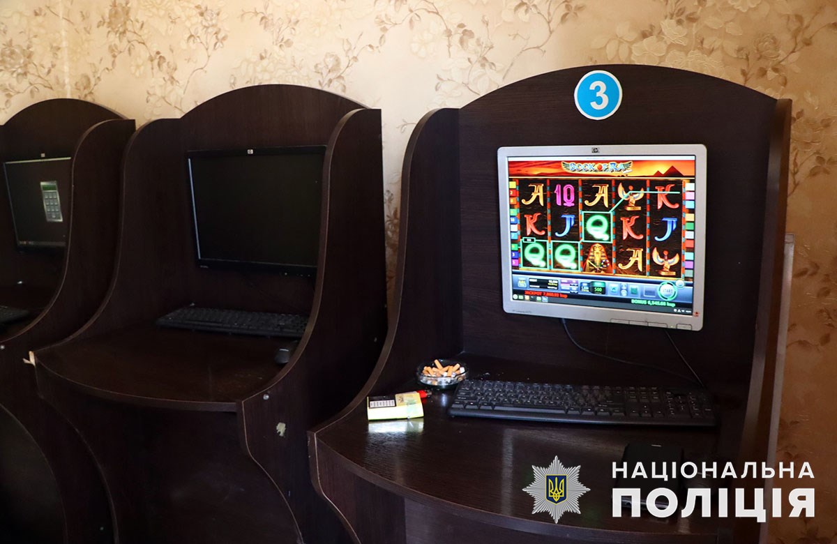 Знайшли 2 млн грн та затримали ймовірних злочинців: на Донеччині викрили два підпільних казино (ФОТО, ВІДЕО) 4