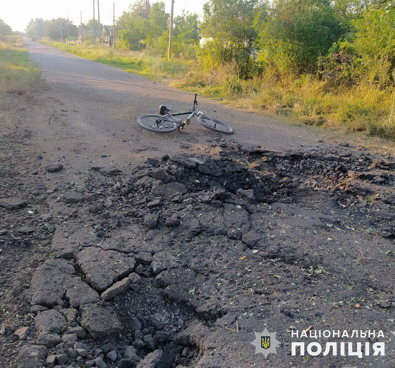 Велосипед, оставленный жителем Донецкой области во время обстрела дороги 28 августа