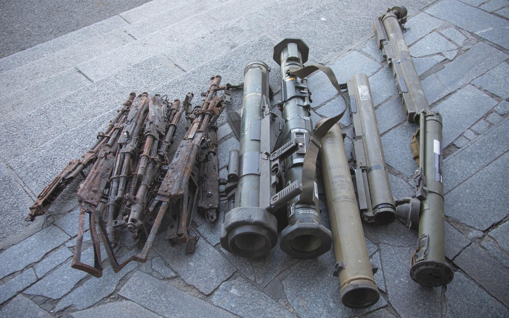 До київського музею доставили пів тонни військових трофеїв з Бахмута та його околиць (деталі, фото) 1