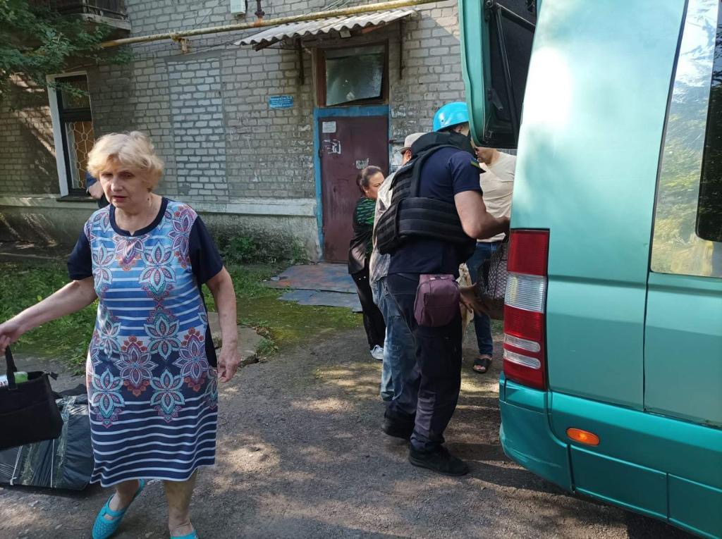 За добу рятувальники евакуювали з Донеччини 150 місцевих, серед них — діти та маломобільні люди (ФОТО) 3