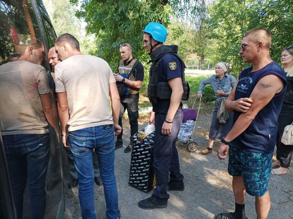 За добу рятувальники евакуювали з Донеччини 150 місцевих, серед них — діти та маломобільні люди (ФОТО) 2