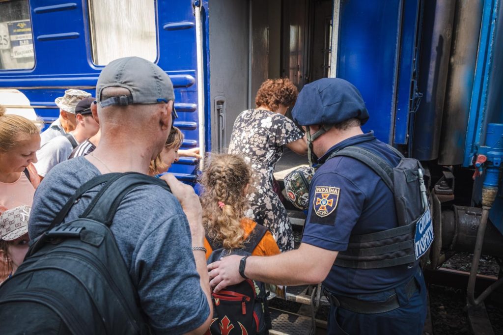 За день эвакуационным поездом с Донетчины выехали 52 местных, среди них — восьмеро детей (ФОТО)