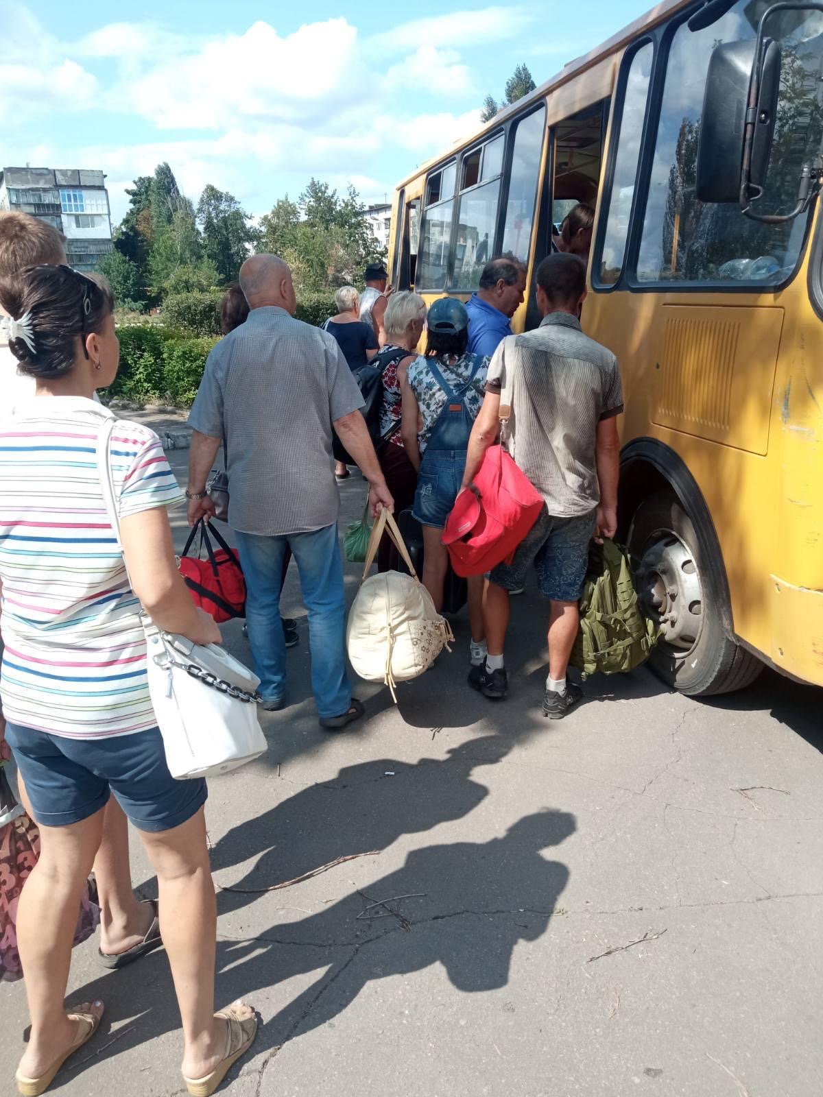 За день евакуаційним потягом з Донеччини виїхали 52 місцевих, серед них — восьмеро дітей (ФОТО) 3