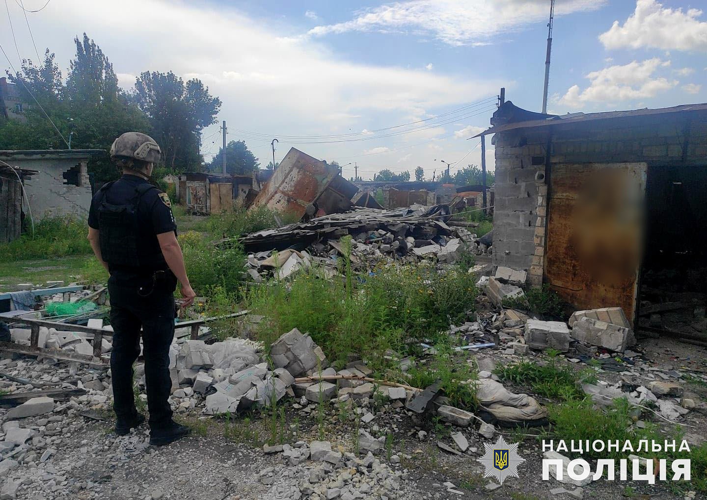 Обстріли на Донеччині: окупанти зруйнували будинки і гаражі