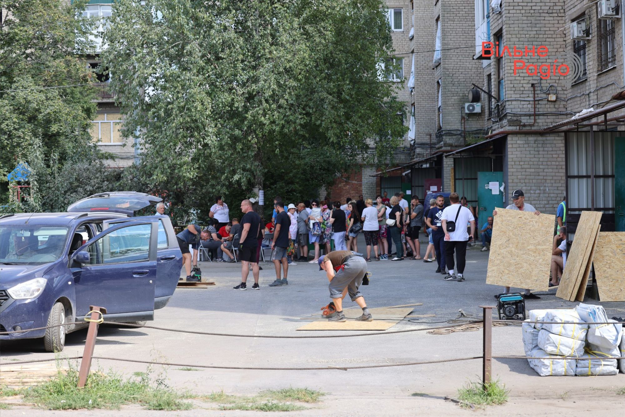 Покровськ після атаки: людям роздають будівельні матеріали