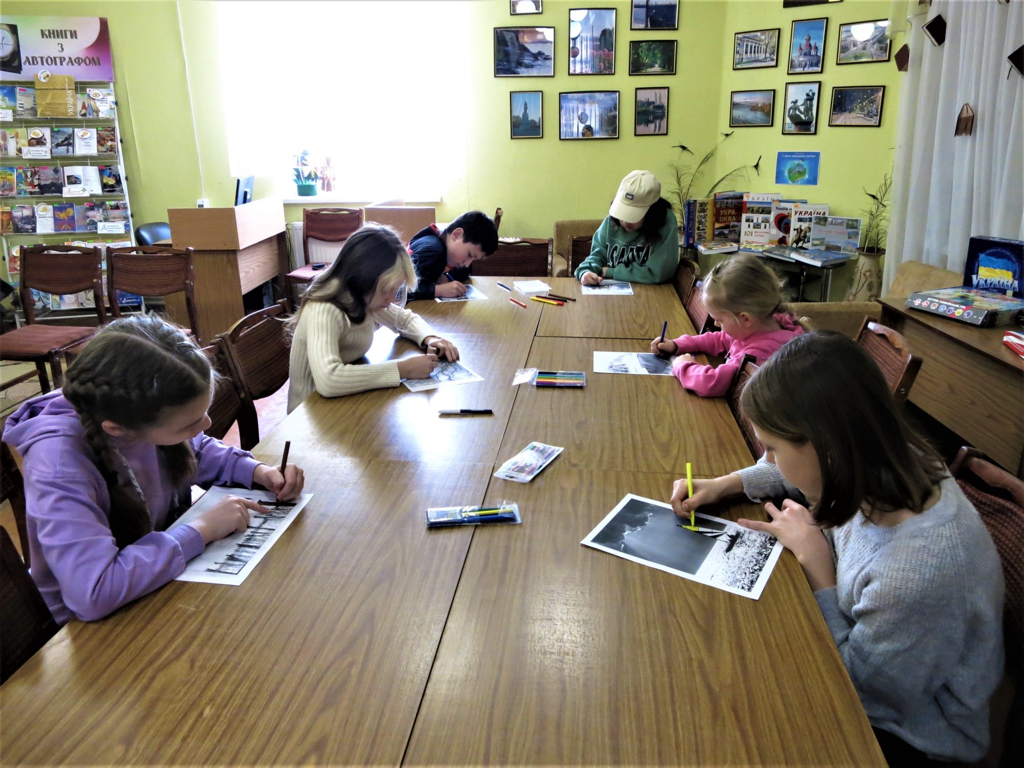 арт-терапія діти малюють в бібліотец Дніпра