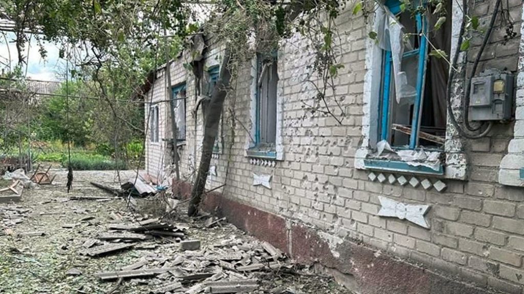 Россияне обстреляли “Градами” поселок в Лиманской громаде: пострадал мужчина, его отвезли в больницу