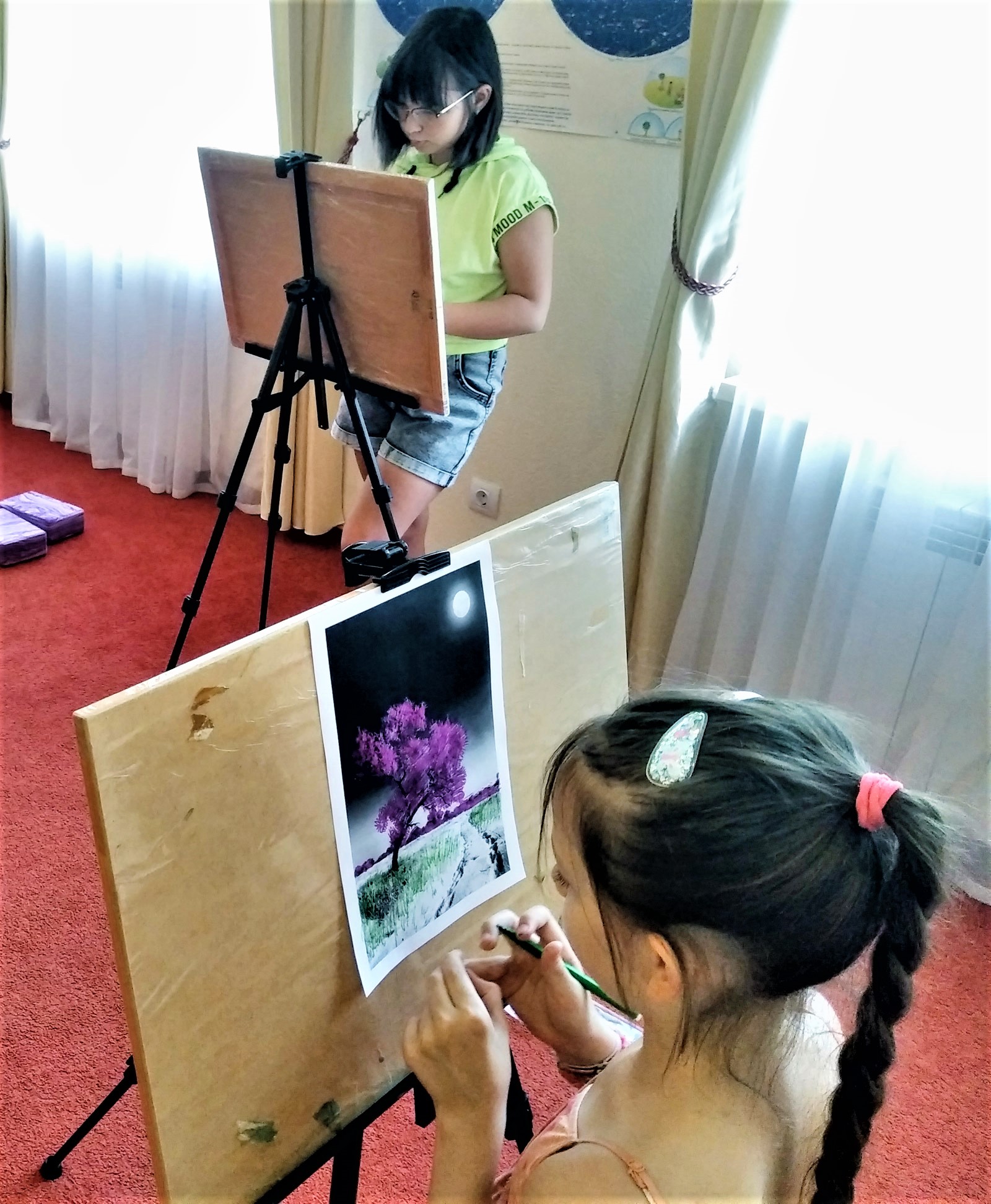 діти займаються арт-терапією