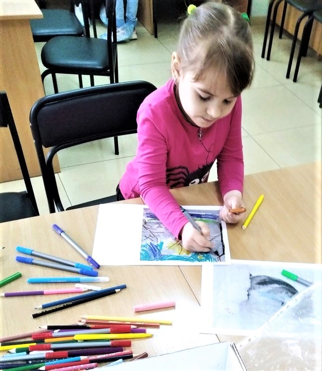 дівчинка малює у Дніпрі