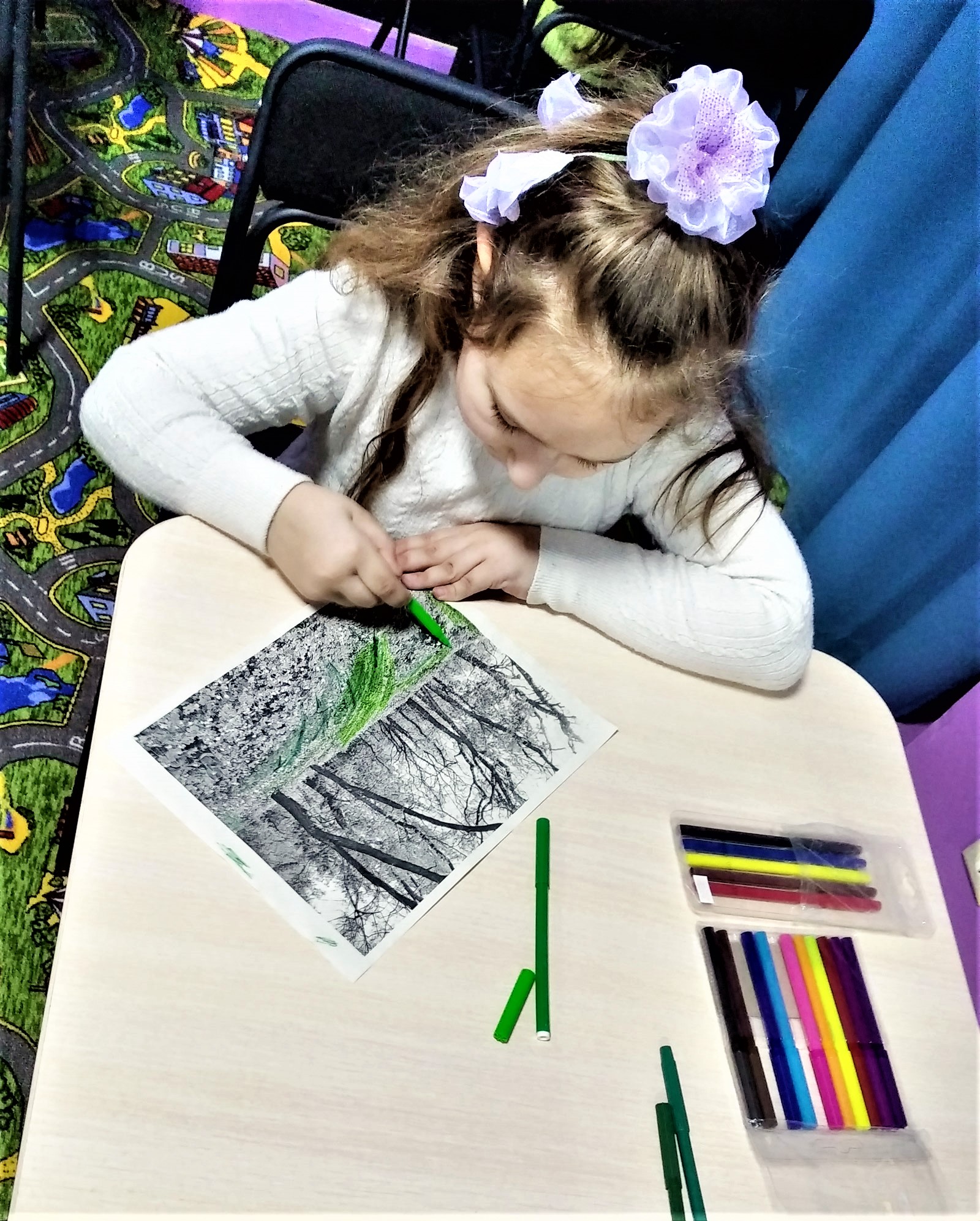 дівчинка малює