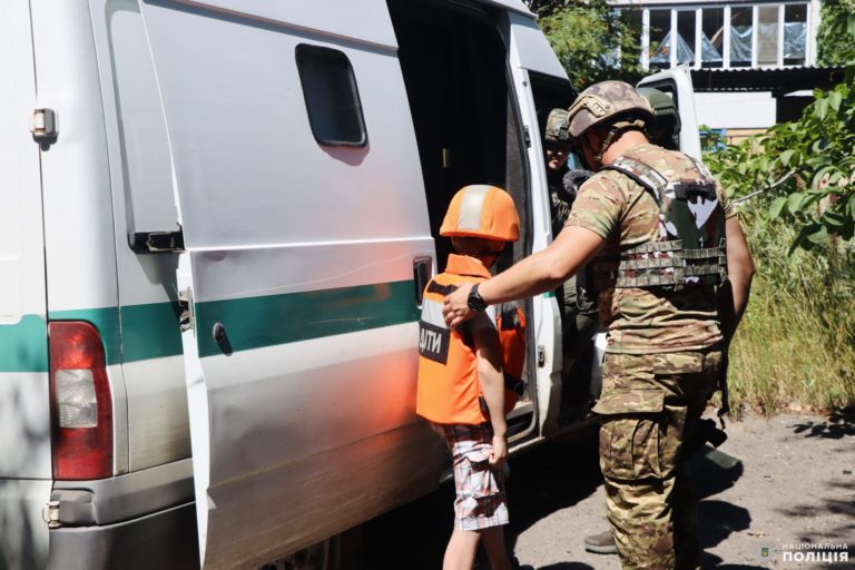 Поліцейські “Білого янгола” вивезли з-під Торецька трьох малят з матір’ю на броньованому авто (ФОТО, ВІДЕО)