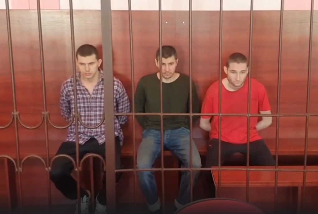 В т.н. “ДНР” осудили трех украинских защитников: их обвинили в расстреле гражданских автомобилей