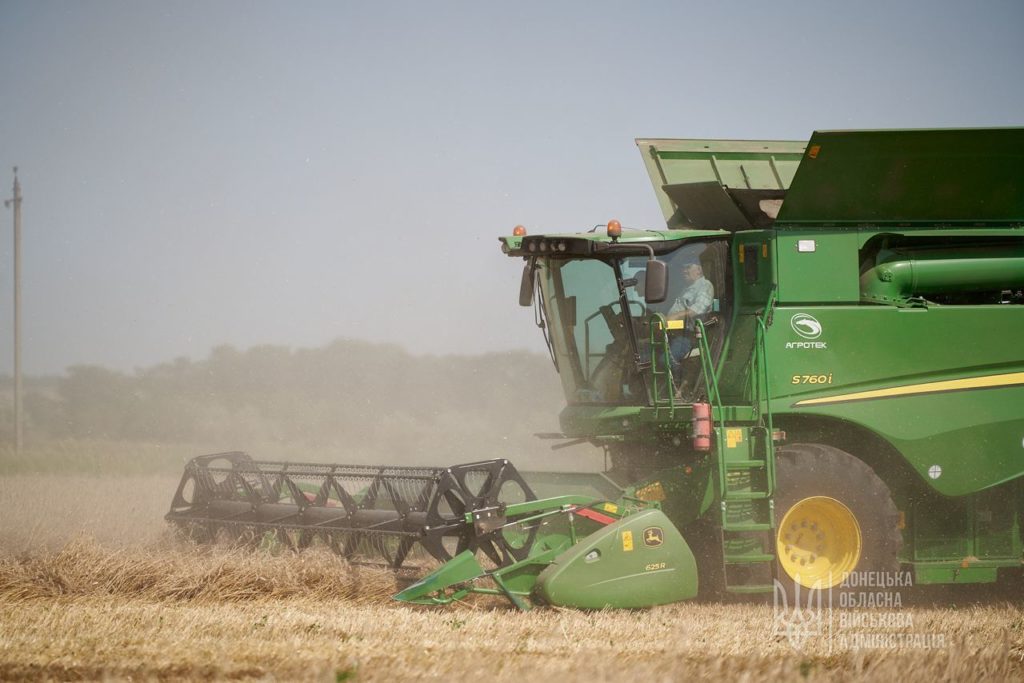 “Фермери Донеччини — оптимісти”: аграрії регіону зібрали гарний врожай ранніх зернових (ФОТО)