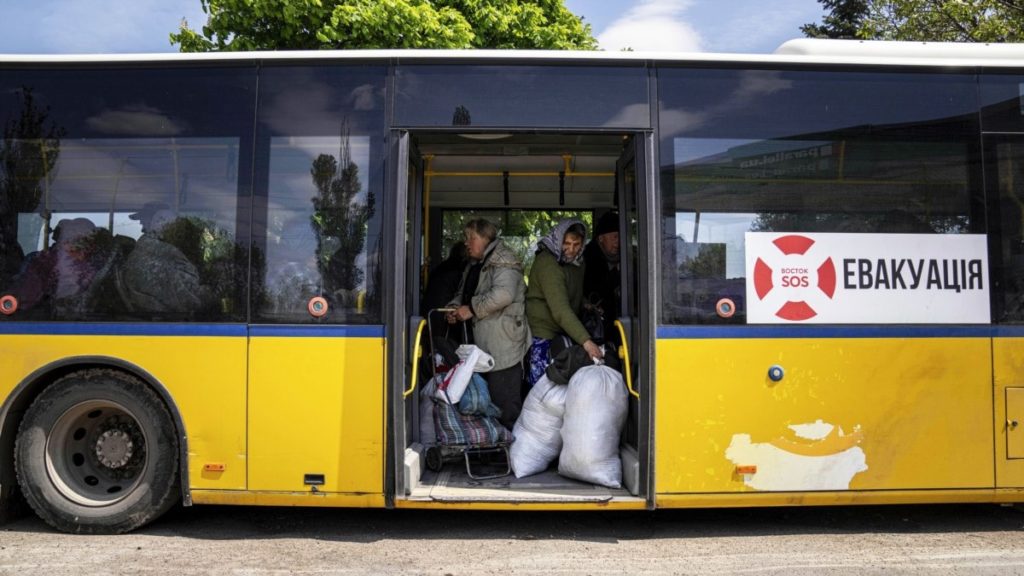 Евакуація з окупації: на кордоні Сумщини з Росією відновили роботу гуманітарного коридору, — Мінреінтеграції
