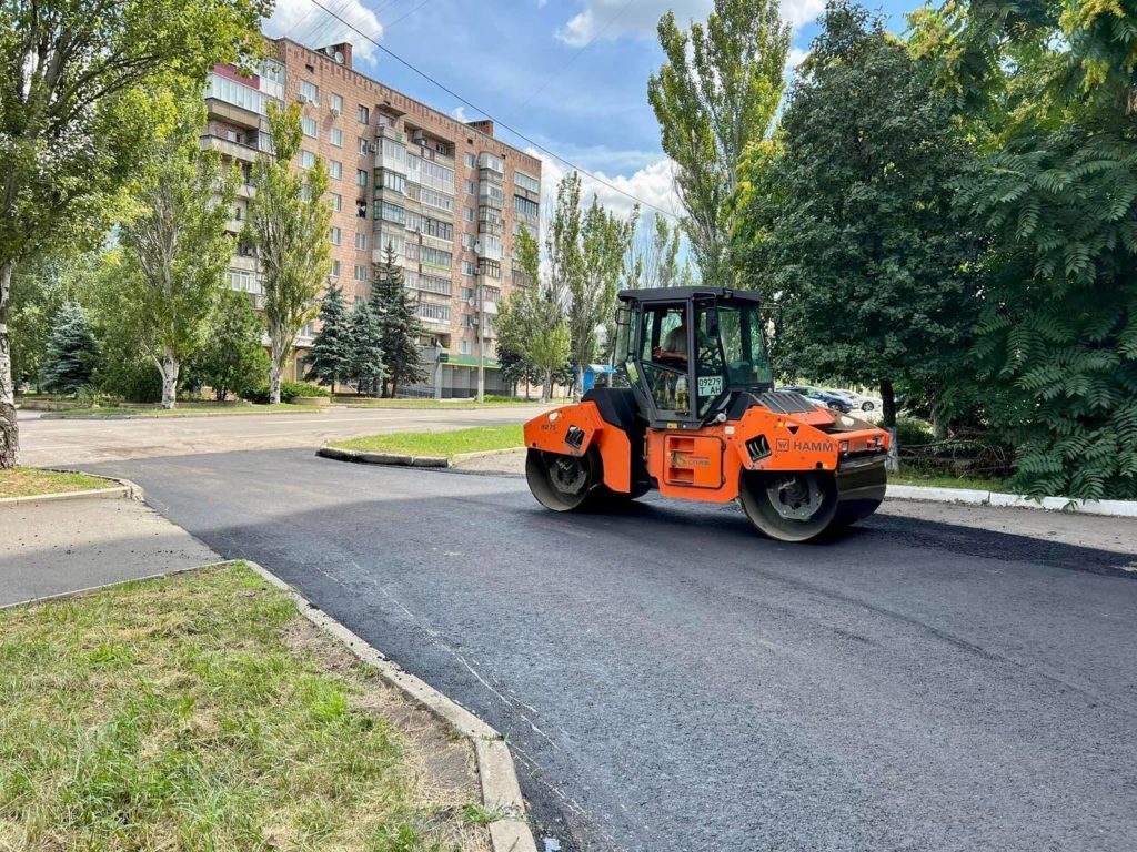 Понад 172 млн грн витратили у липні на ремонт доріг на Донеччині: кому заплатили та де з’явиться новий асфальт (аналіз)