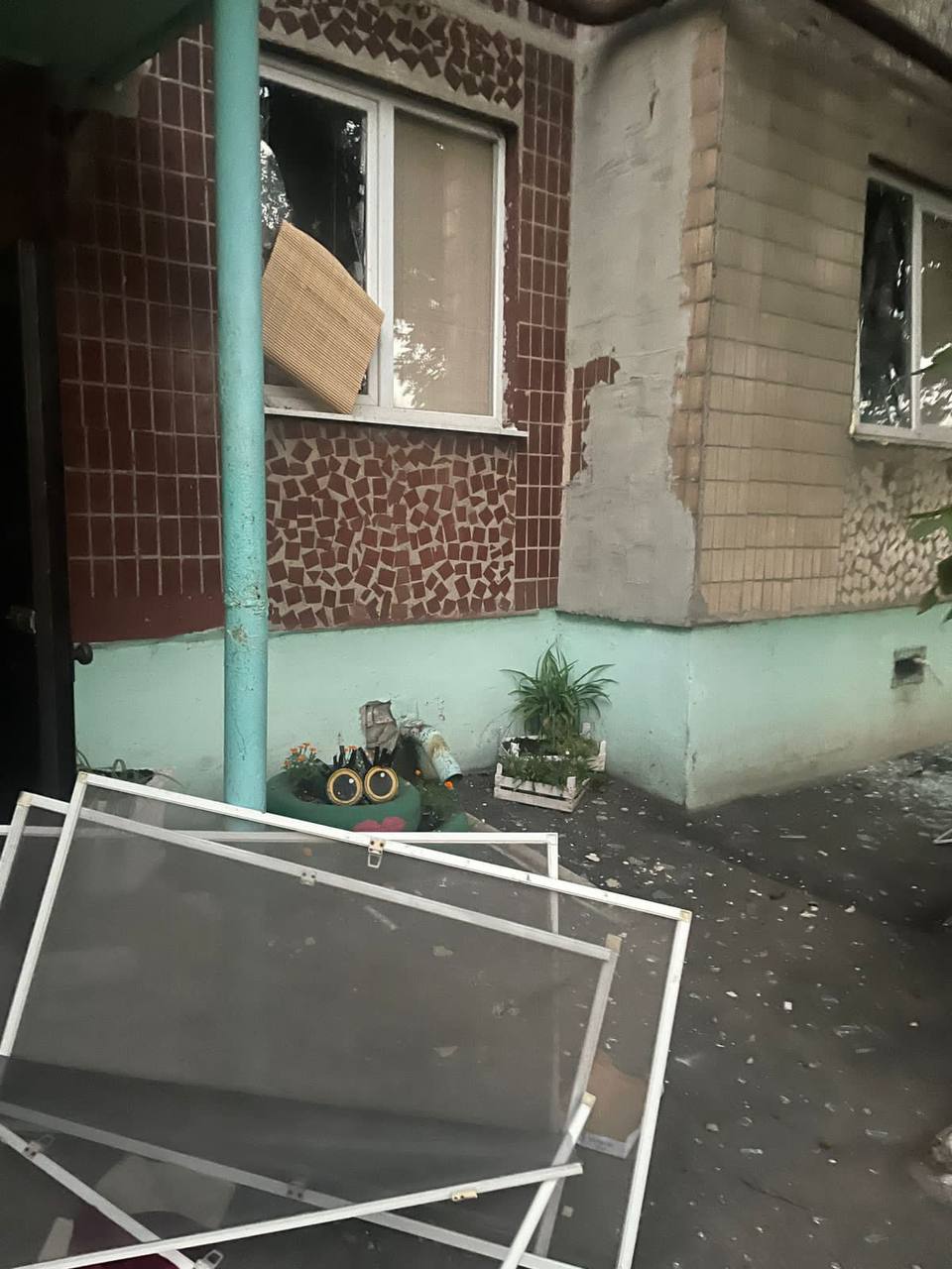 Окупанти обстріляли Покровськ: влучили у багатоповерхівку, є щонайменше один загиблий (ФОТО, ВІДЕО, ОНОВЛЕНО) 3