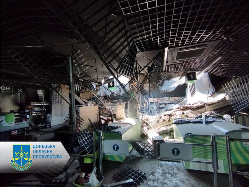 Россияне ударили по супермаркету в Курахово, ранены четверо жителей, есть многочисленные разрушения: что известно