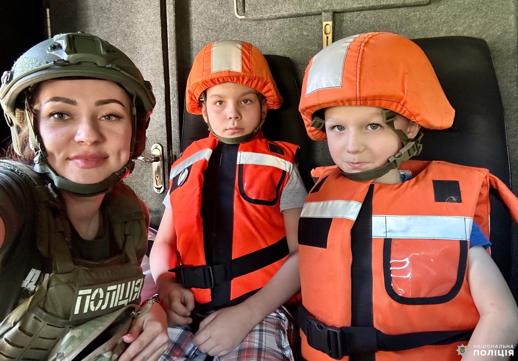 поліцейські евакуюють дітей з Торецької громади