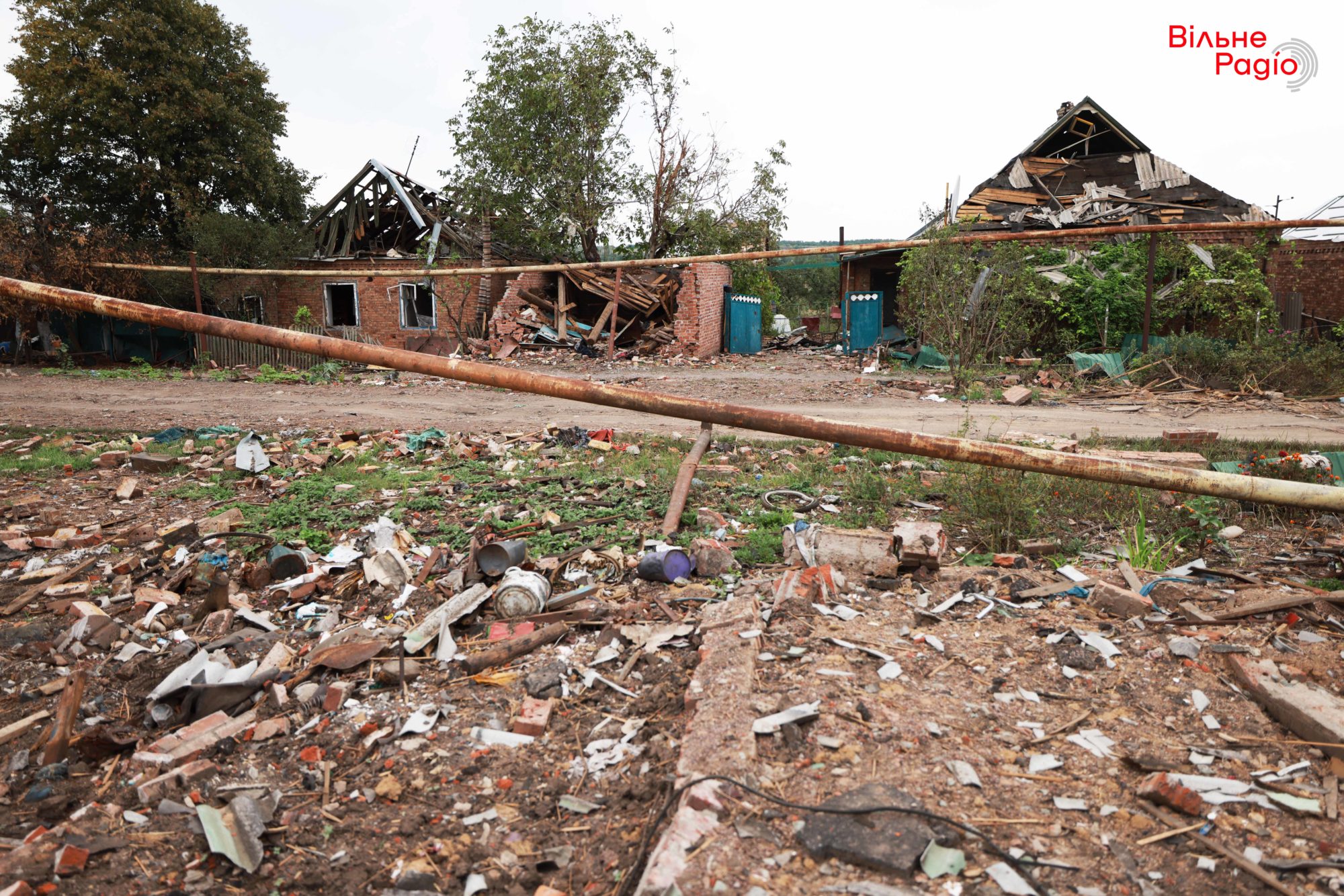 Некоторые местные собирают пожитки на остатках разрушенных жилищ